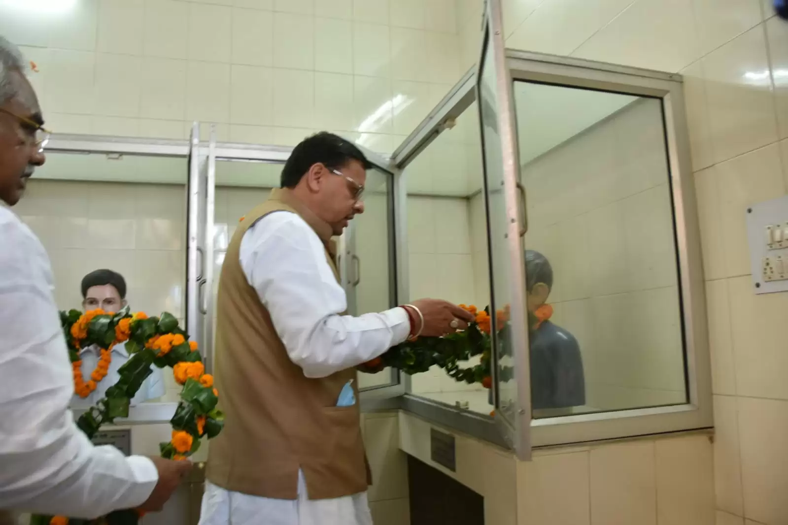 CM पुष्कर सिंह धामी ने शहीद स्मारक पर पुष्पांजलि अर्पित कर शहीद राज्य आंदोलनकारियों को दी श्रद्धांजलि