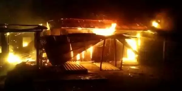 आग में चार दुकान जलकर राख, लाखों का नुकसान