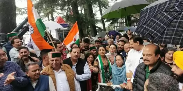 हिमाचल राजभवन के बाहर कांग्रेस का प्रदर्शन, मोदी सरकार पर निशाना