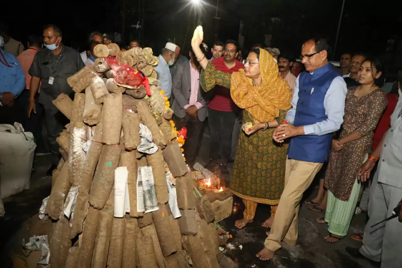 मप्रः मुख्यमंत्री ने की होलिका की पूजा, प्रदेशभर में हुआ होलिका दहन