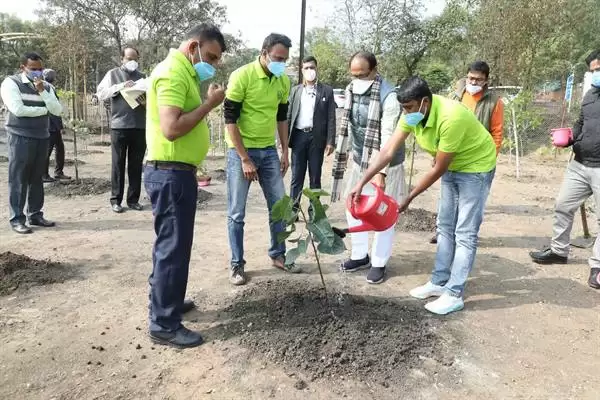 CM चौहान ने स्मार्ट सिटी उद्यान में पीपल और करंज का पौधा रोपा