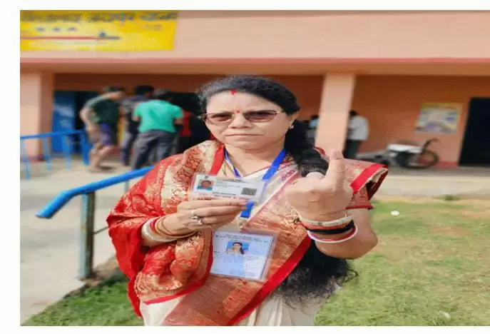 भाजपा उम्मीदवार गंगोत्री कुजूर ने डाला वोट