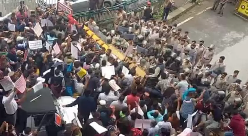 शिमला में फूटा बागवानों का गुस्सा, सचिवालय के बाहर प्रदर्शन, पुलिस से धक्का-मुक्की