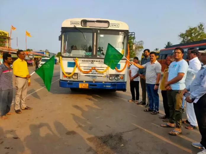 बीजापुर से मन्चेरियाल तक चलने वाली अंतर्राज्यीय बस सेवा को विधायक ने हरी झंडी दिखाया