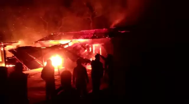आग में चार दुकान जलकर राख, लाखों का नुकसान