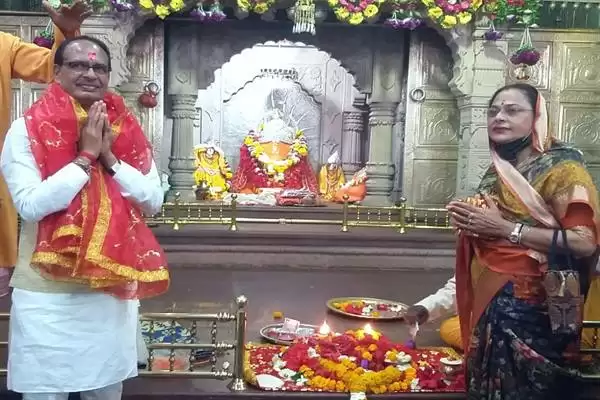 CM चौहान ने जन्म-दिन पर सलकनपुर में सपत्नीक पूजा-अर्चना कर पौधे लगाए