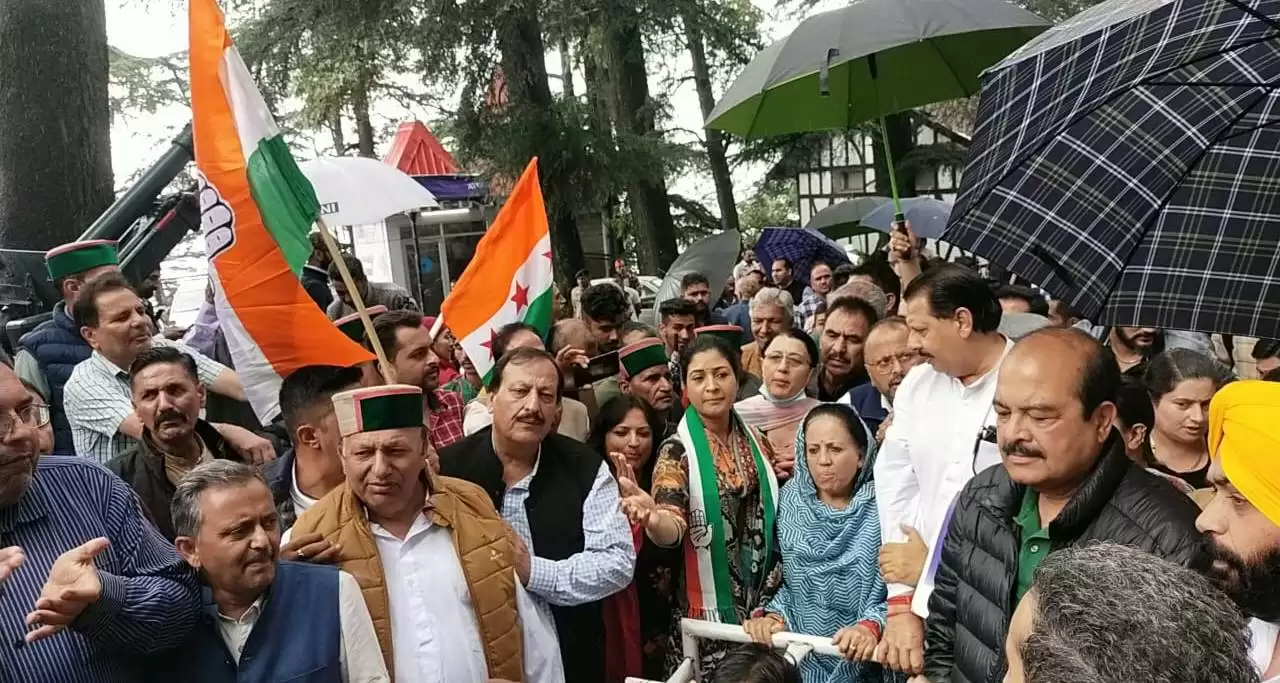 हिमाचल राजभवन के बाहर कांग्रेस का प्रदर्शन, मोदी सरकार पर निशाना