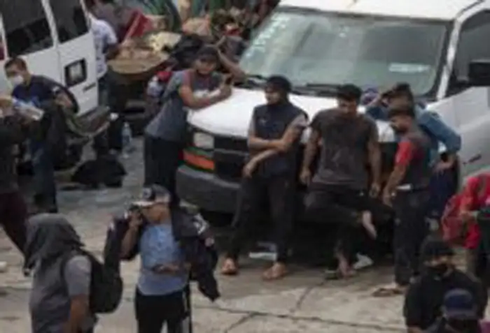 मैक्सिको के अधिकारियों ने दो वाहन में सवार 400 से अधिक प्रवासियों को पकड़ा