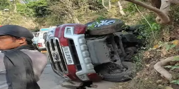 मप्रः सीहोर के कथावाचक प्रदीप मिश्रा की कार उत्तराखंड में पलटी, सभी सुरक्षित