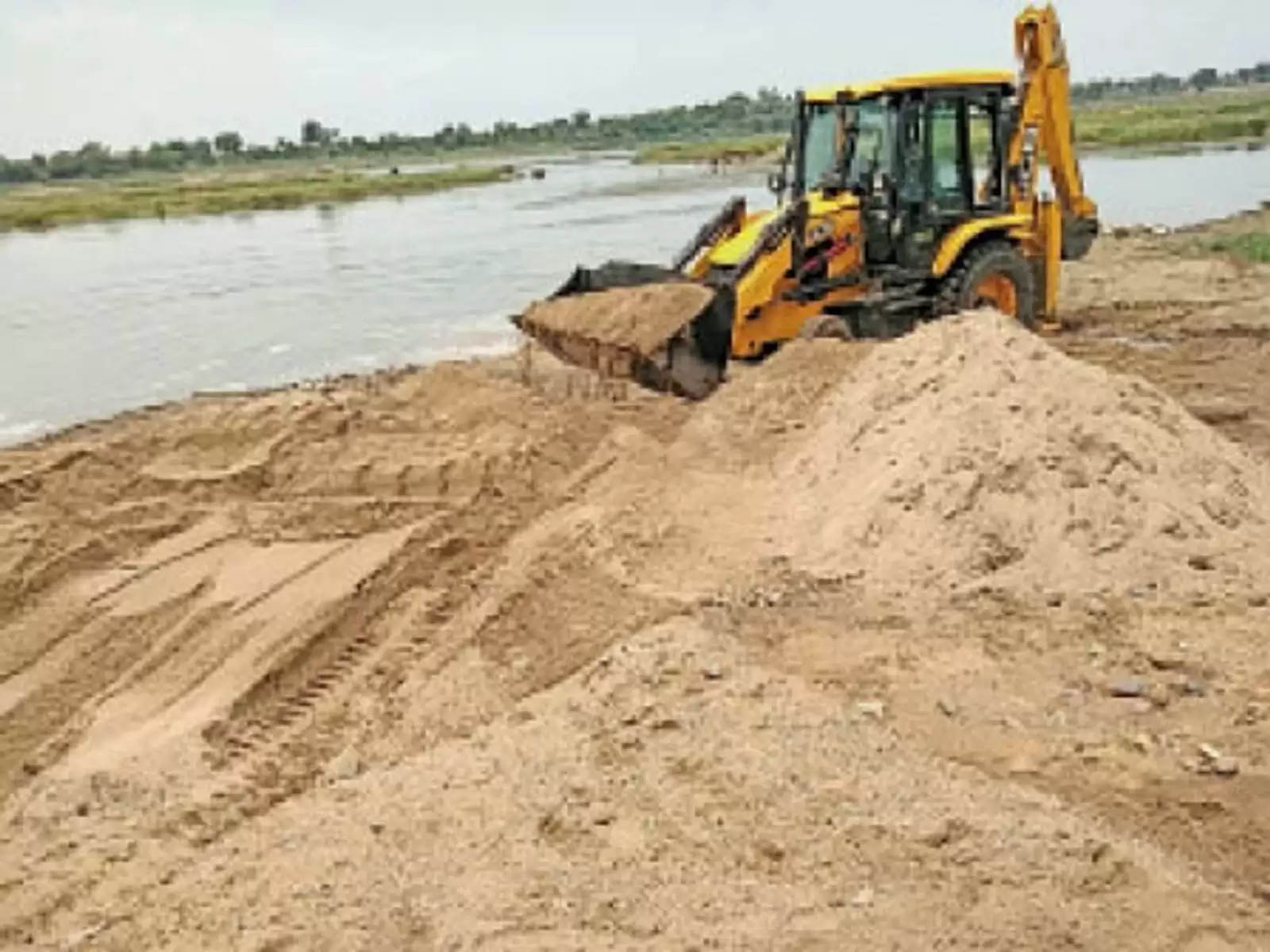 रायपुर: अवैध रेत उत्खनन : कलेक्टर ने बंद कराई सभी रेत खदानें