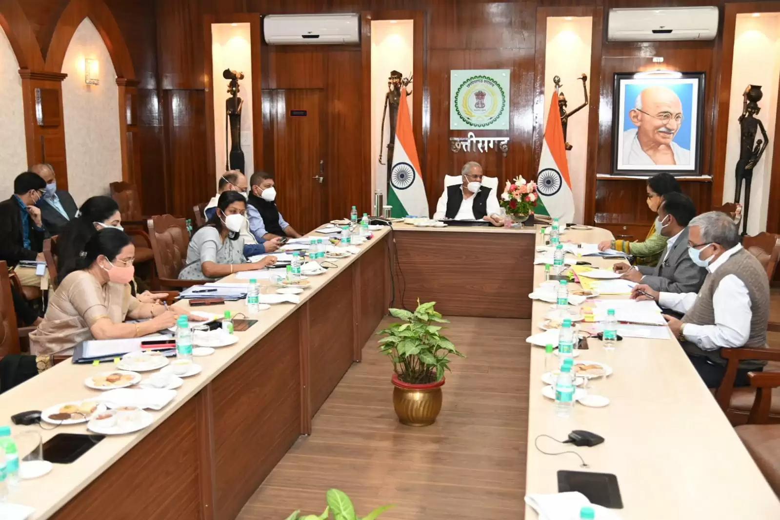 CM भूपेश बघेल ने लोक स्वास्थ्य यांत्रिकी और ग्रामोद्योग के विभागों  की बजट तैयारियों की समीक्षा