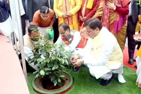 मुख्यमंत्री चौहान ने हरिद्वार में लगाया मौलश्री और रूद्राक्ष का पौधा