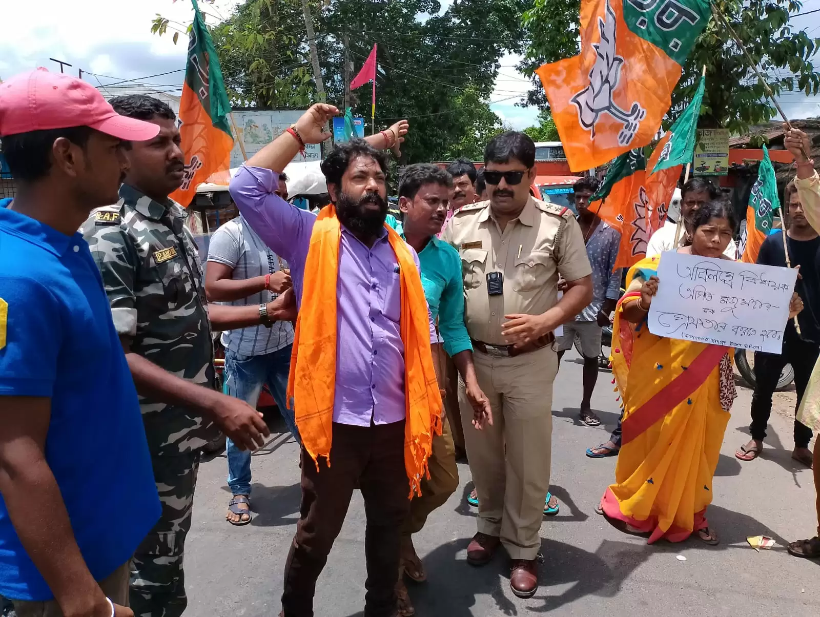 तृणमूल विधायक की गिरफ्तारी की मांग पर भाजपा ने किया पथावरोध
