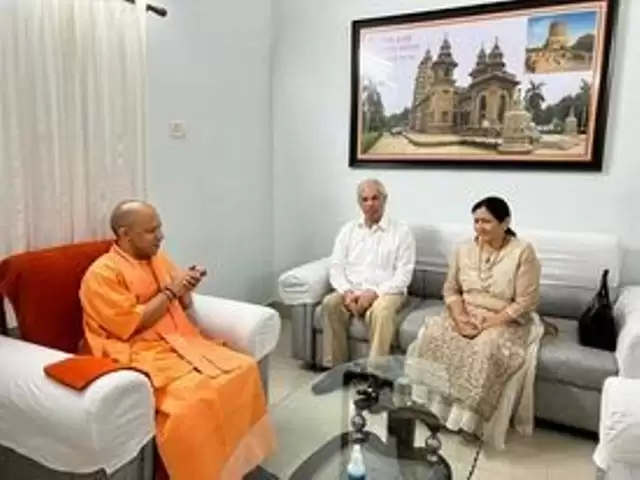 हिमांचल के राज्यपाल ने पत्नी संग मुख्यमंत्री योगी से की मुलाकात