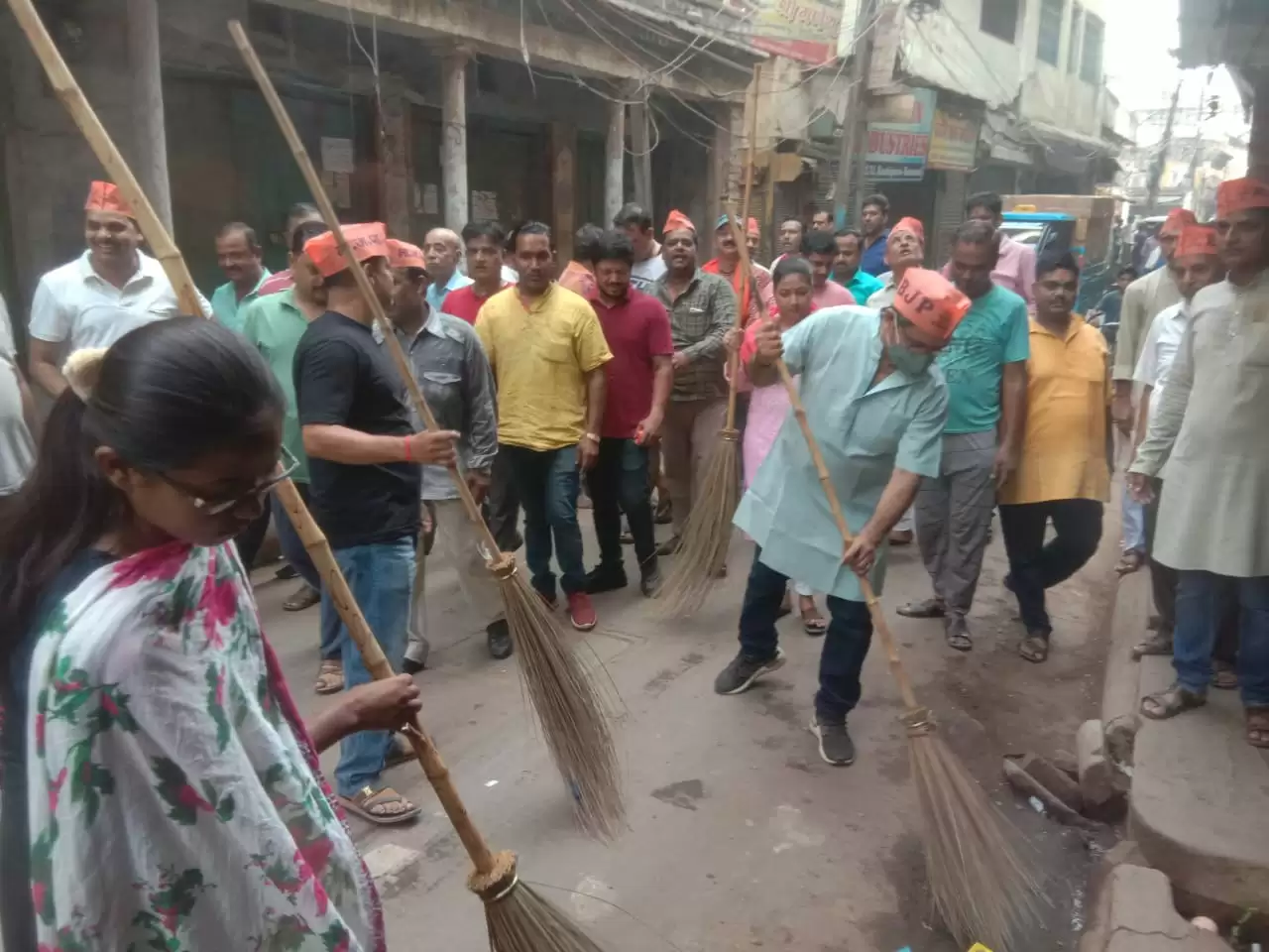 शहर दक्षिणी के विधायक डॉ नीलकंठ तिवारी ने स्वच्छता अभियान को दिया धार, श्रमदान जारी