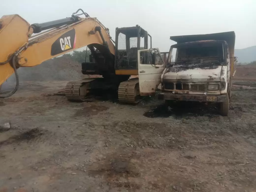 झारखंड : लातेहार में माओवादियों ने मचाया उत्पात, आठ वाहनों को जलाया