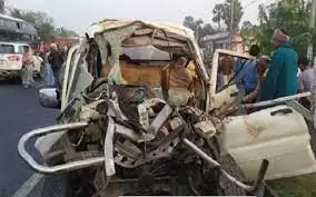ट्रक और कार की भिड़ंत में 6 लोगों की मौत, 4 की हालत गंभीर