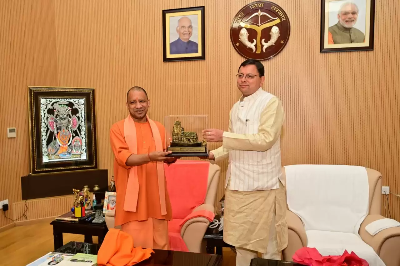 CM पुष्कर सिंह धामी ने लखनऊ में UP के मुख्यमंत्री योगी आदित्यनाथ से की शिष्टाचार भेंट, उत्तराखण्ड से जुड़े विभिन्न विषयों पर की चर्चा की