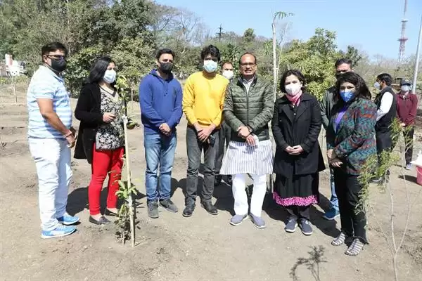 CM चौहान ने विश्व रेडियो दिवस पर रेडियो जॉकी के साथ किया पौध-रोपण