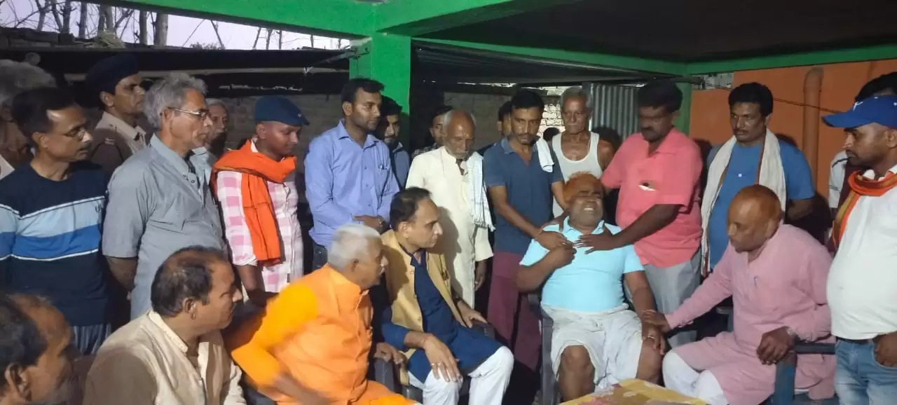 मृतक क्रिकेटर आयुष के परिजनों से मिलने पहुंचे राज्यसभा सदस्य राकेश सिन्हा