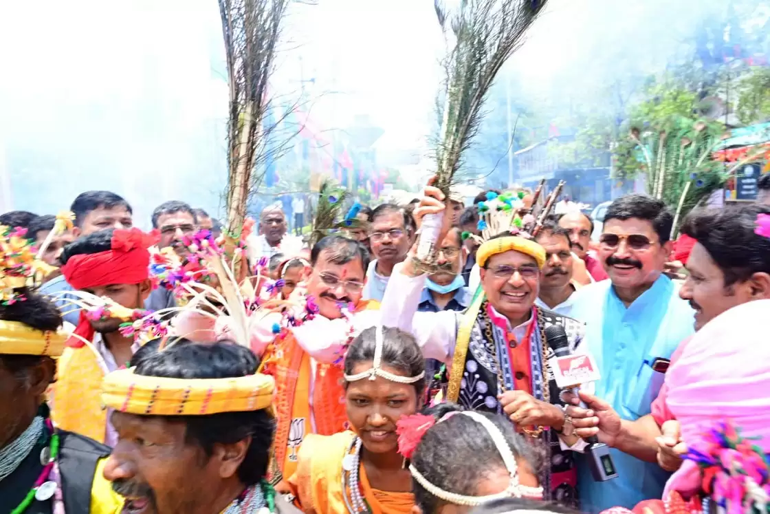 द्रौपदी मुर्मू को राष्ट्रपति उम्मीदवार बनाए जाने पर भोपाल में मना जश्न, आदिवासी रंग में रंगे शिवराज
