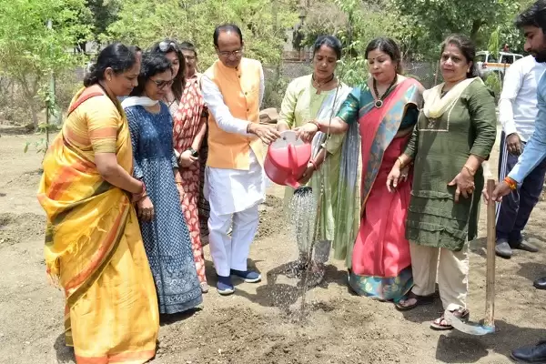 मप्र : मुख्यमंत्री चौहान ने स्मार्ट उद्यान में रोपे पौधे, कहा- वृक्ष हैं तो हम हैं