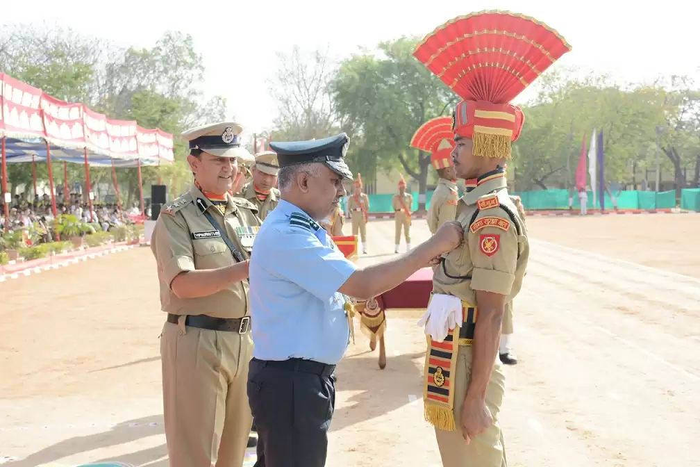 टेकनपुर बीएसएफ अकादमी के 402 नव आरक्षकों ने स्वयं को किया देश को समर्पित