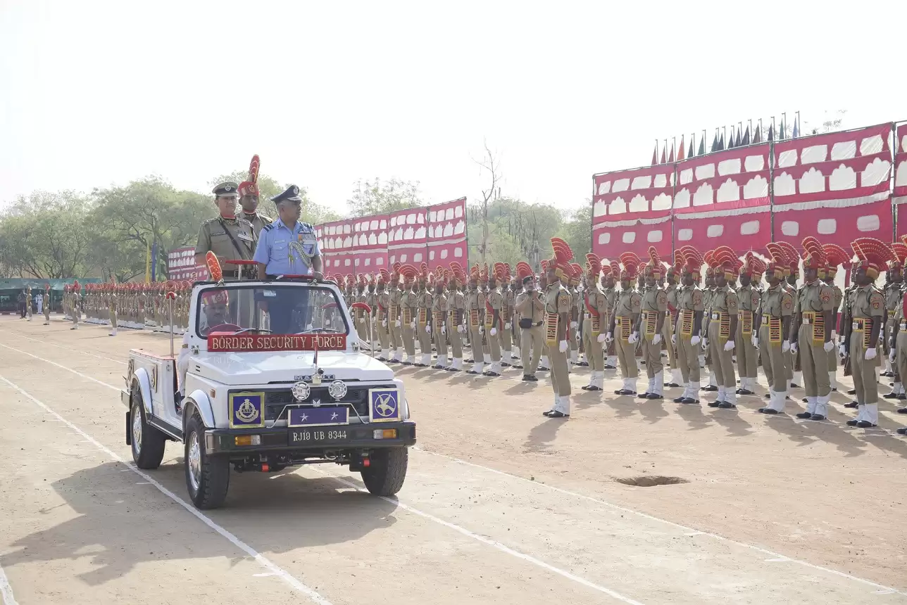 टेकनपुर बीएसएफ अकादमी के 402 नव आरक्षकों ने स्वयं को किया देश को समर्पित
