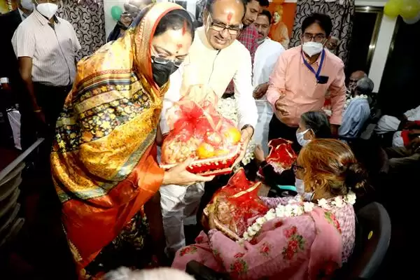 CM चौहान ने वृद्धजनों के साथ मनाया अपना जन्म-दिन