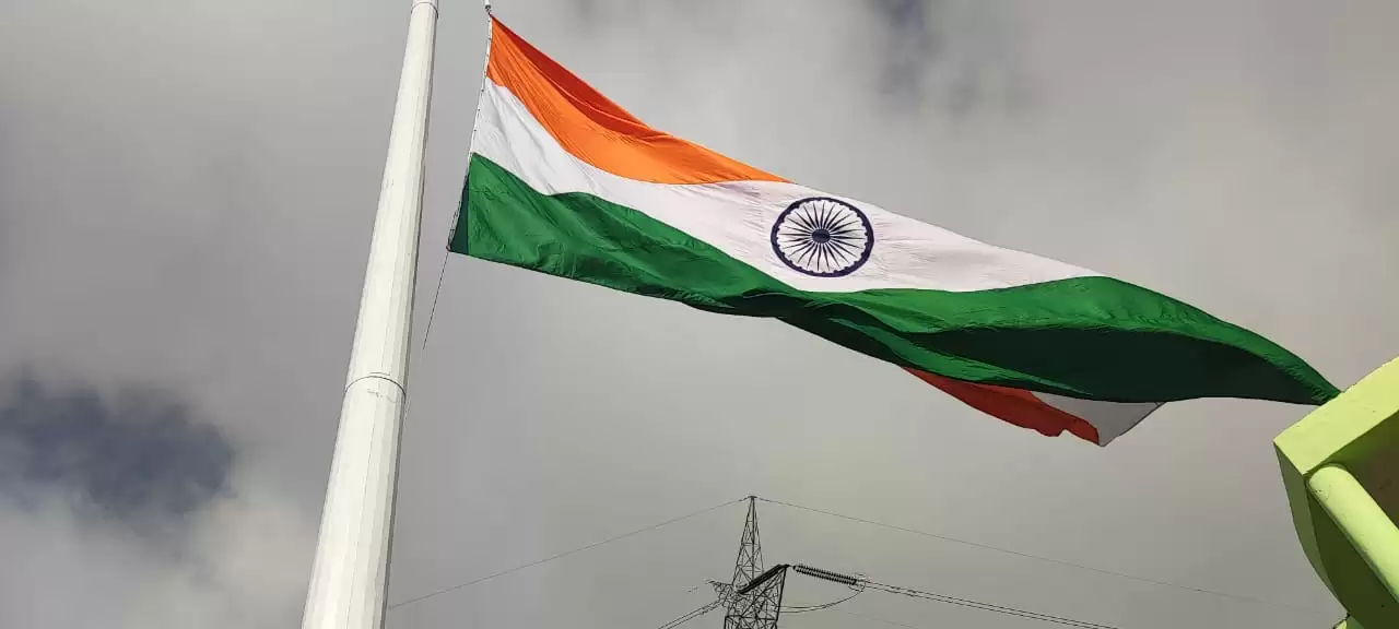 CM पुष्कर सिंह धामी ने आजादी के अमृत महोत्सव कार्यक्रम में किया प्रतिभाग, 100 फीट ऊंचाई का फहराया तिरंगा
