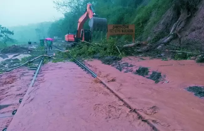 लमडिंग-बदरपुर पहाड़ी रेल खंड पर भारी बारिश के चलते 26 स्थानों पर भूस्खलन