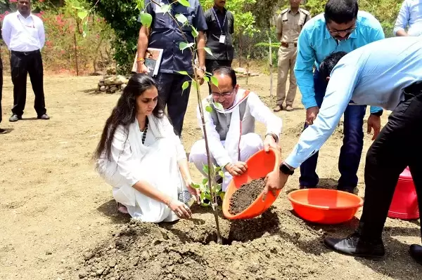मप्र : मुख्यमंत्री चौहान ने स्मार्ट उद्यान में लगाए नीम और पीपल के पौधे