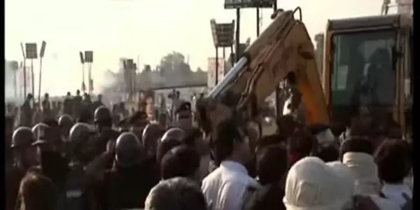 इमरान की सियालकोट रैली पर चला बुलडोजर, पुलिस ने मंच तोड़ किया लाठी चार्ज