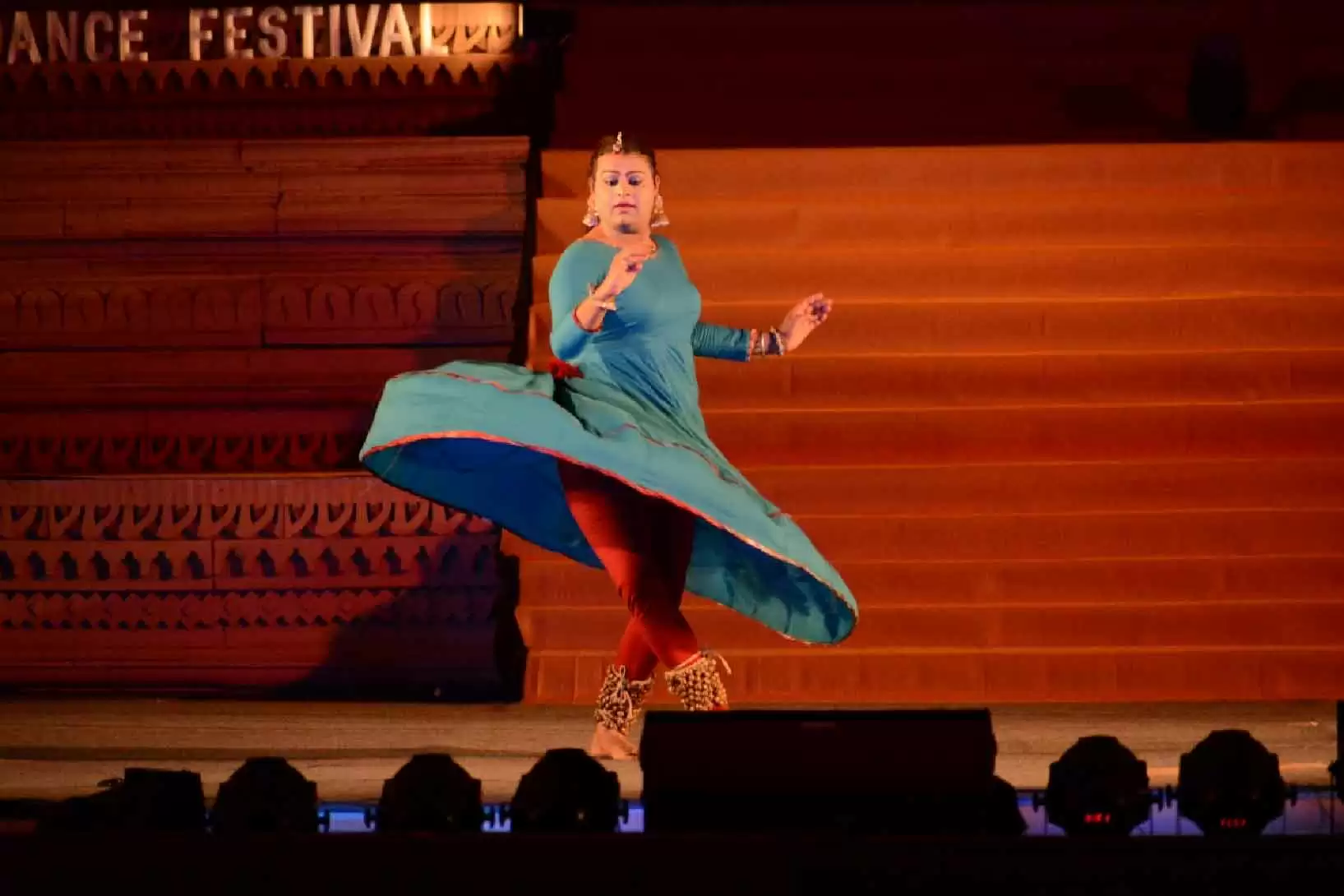 खजुराहो में दीवारों से निकलकर मंच पर साकार हुईं नृत्य नायिकाएं