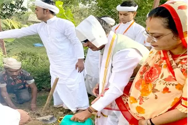 CM चौहान ने सपत्नीक रावतपुरा धाम में आँवले का पौधा रोपा