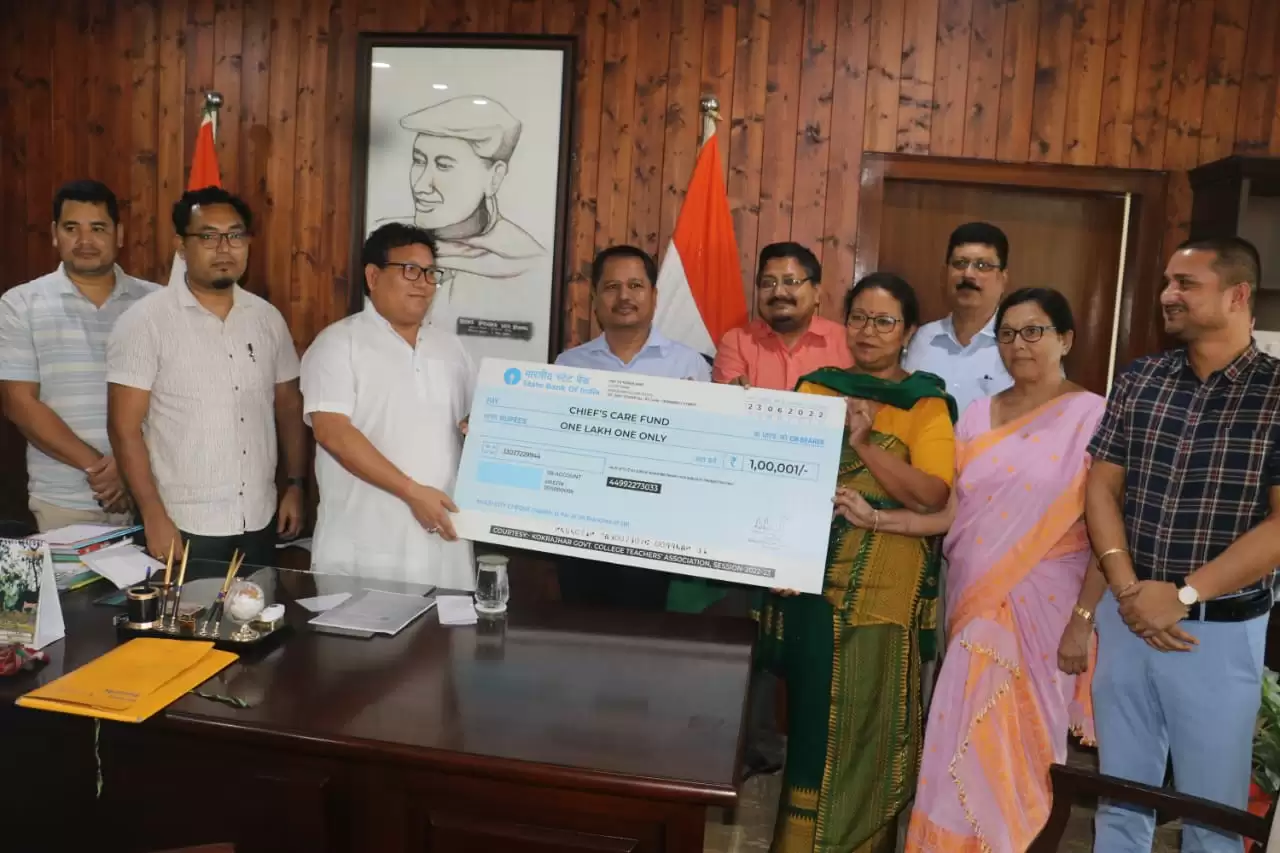 बीटीसी सीईएम राहत कोष में महाविद्यालय कर्मियों ने प्रदान किया एक लाख रुपये का चेक