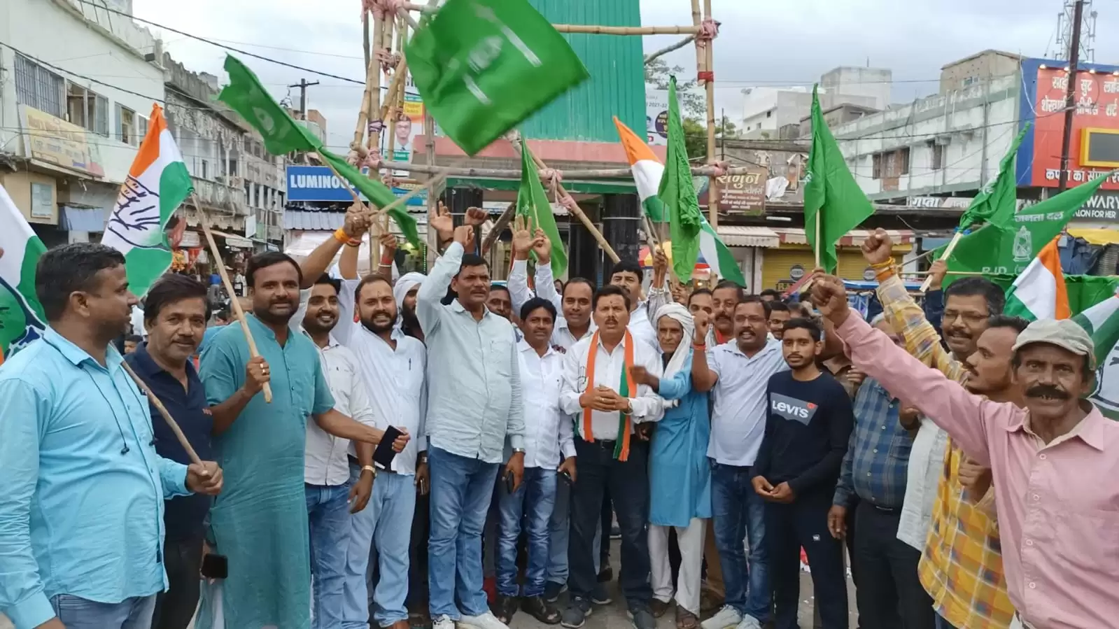 बिहार में महागठबंधन की सरकार बनने पर मनाया जश्नराजद कांग्रेस, वामदल ने मनाया जश्न, फोड़े पटाख़े