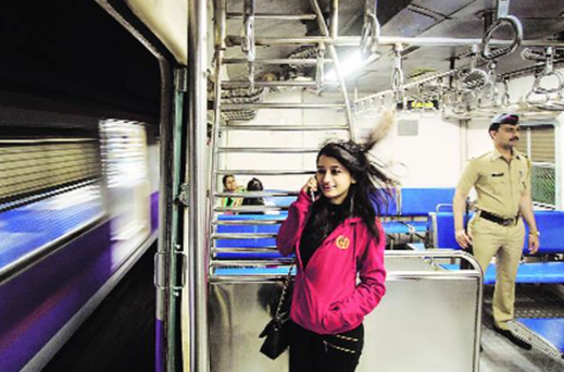लोकल ट्रेनों में यात्रा को लेकर महिलाओं पर मेहरबान हुआ रेलवे
