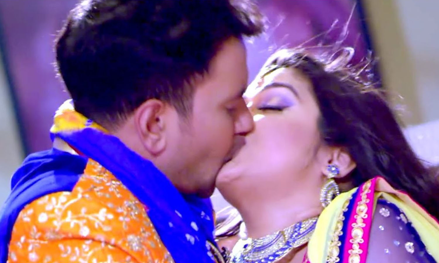 Nirahua Viral Video: जब निरहुआ अपनी भाभी के सामने ही आम्रपाली को करने लगे  KISS