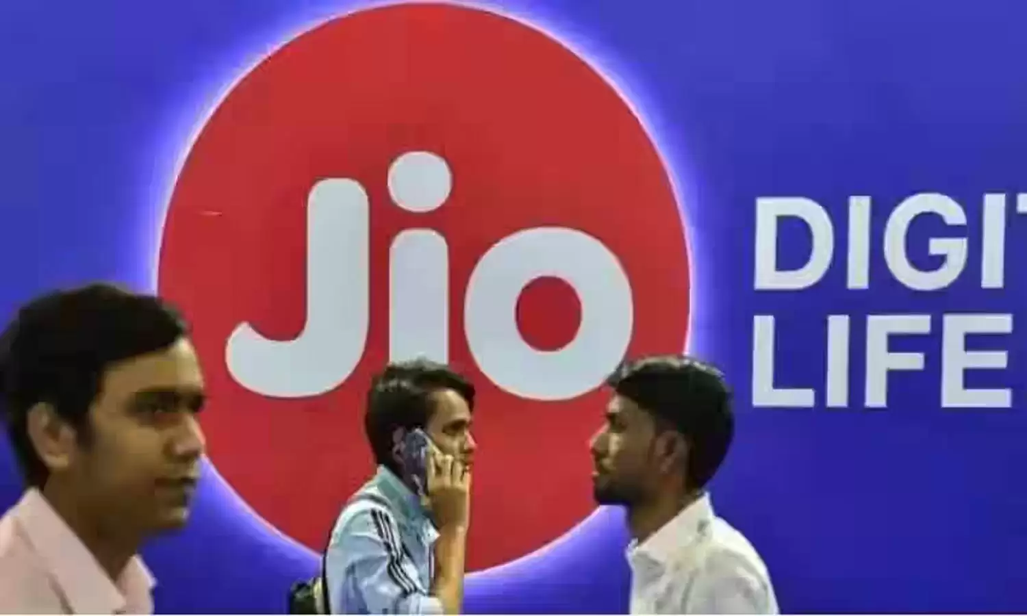 Jio अपने यूज़र्स का एक महीने तक देगा यह प्रीमियम सेवा मुफ़्त, पूरा जानने के लिए ख़बर पढ़ें