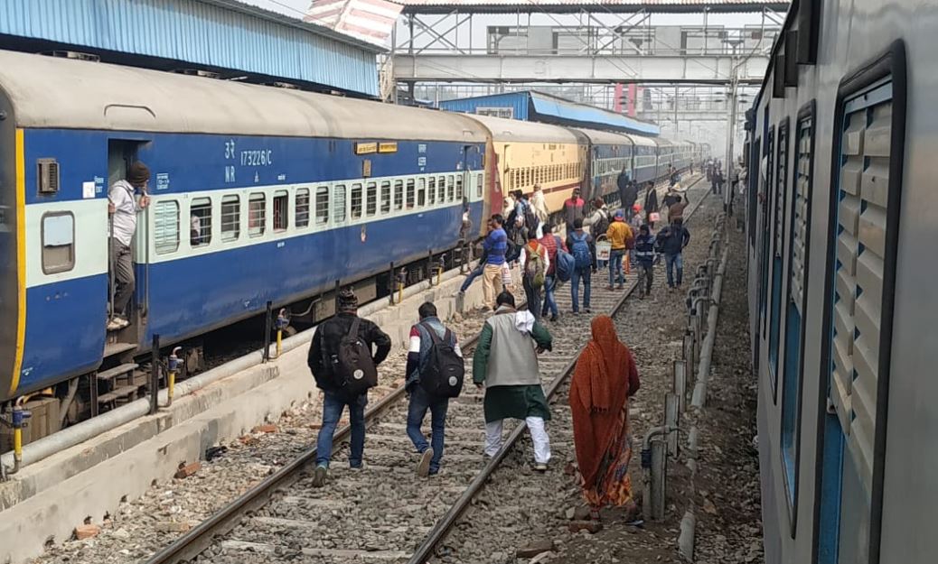 रेलवे ने यात्रियों को दिया बड़ा तोहफा, चलाई जाएंगी स्पेशल एक्सप्रेस ट्रेनें