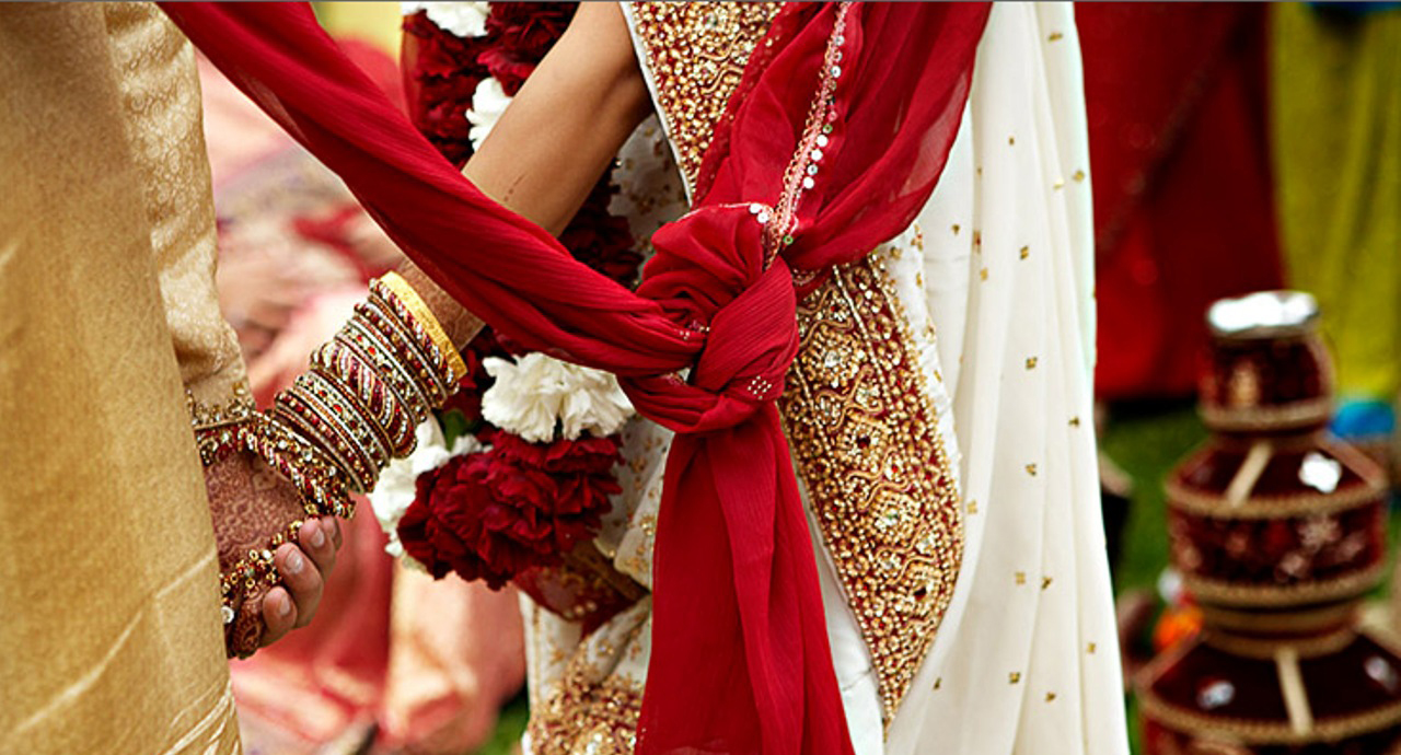 हिन्दू लड़की से शादी के लिए युवक ने मंदिर में हिंदू धर्म अपनाया, फिर लिए फेरे