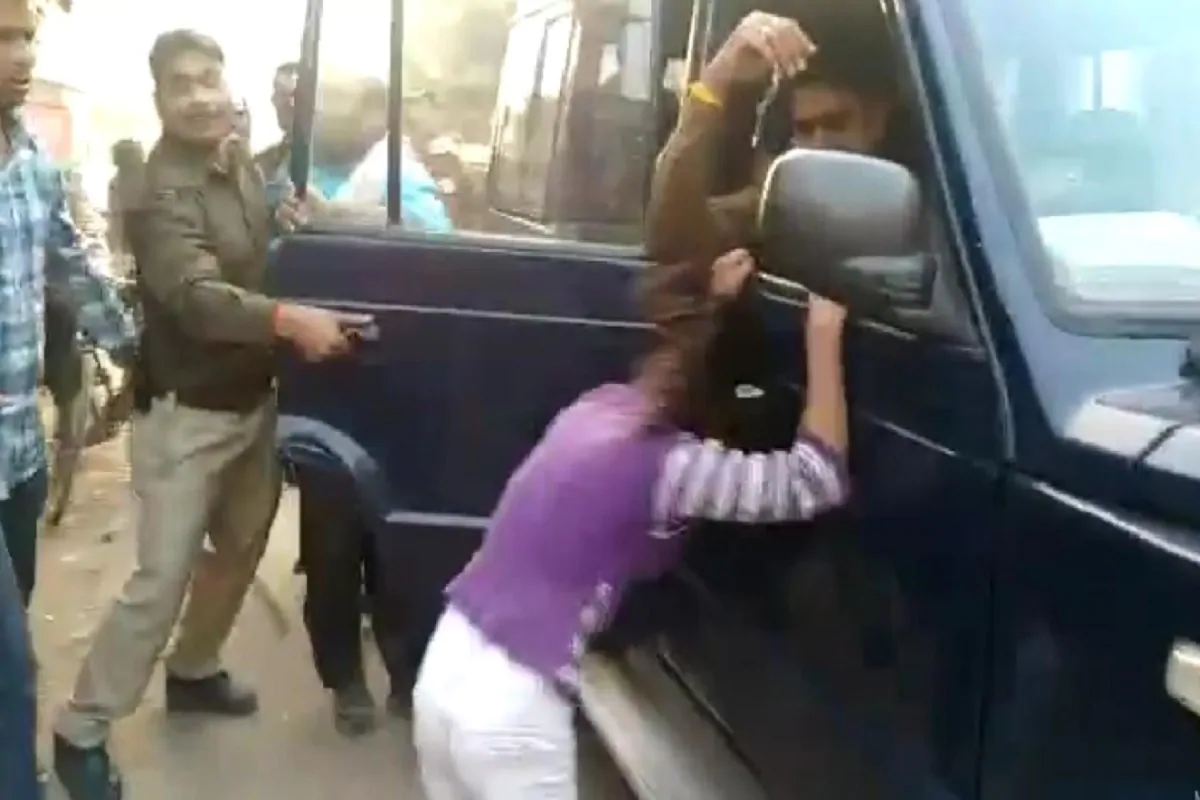 पिता को बचाने के लिए पुलिस की गाड़ी पर सिर पिटती रही बेटी, पुलिस कर्मियों का दिल नहीं पसीजा
