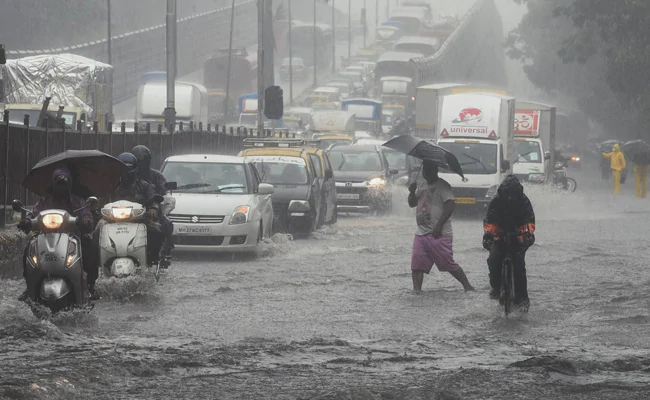 हैदराबाद में भारी बारिश, 14 लोगों की मौत, परीक्षाएं टली