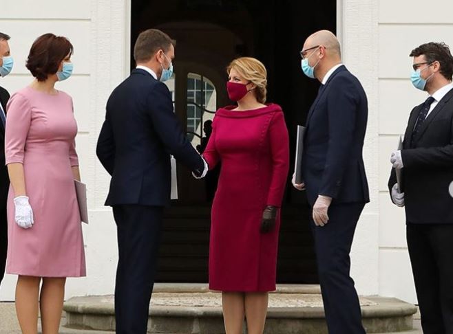स्लोवाकिया की राष्ट्रपति ने पहना ड्रेस से मैचिंग वाला फेस मास्क