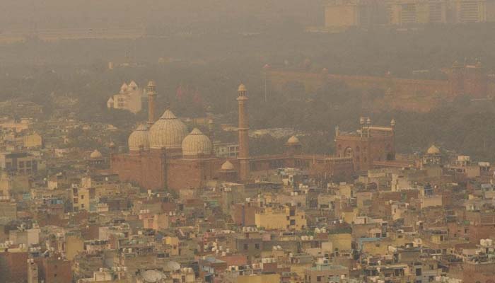 दिल्ली में प्रदूषण बढ़ने से लोगों को सांस लेने और आंखों में जलन की शिकायत