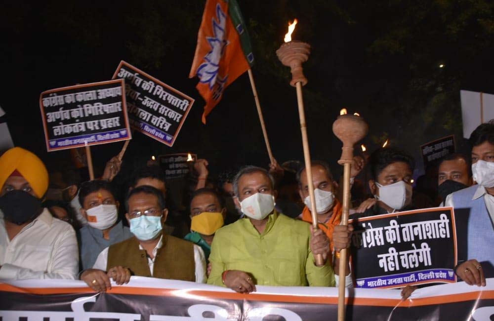 अर्नब की गिरफ़्तारी के खिलाफ BJP का कांग्रेस मुख्यालय पर प्रदर्शन