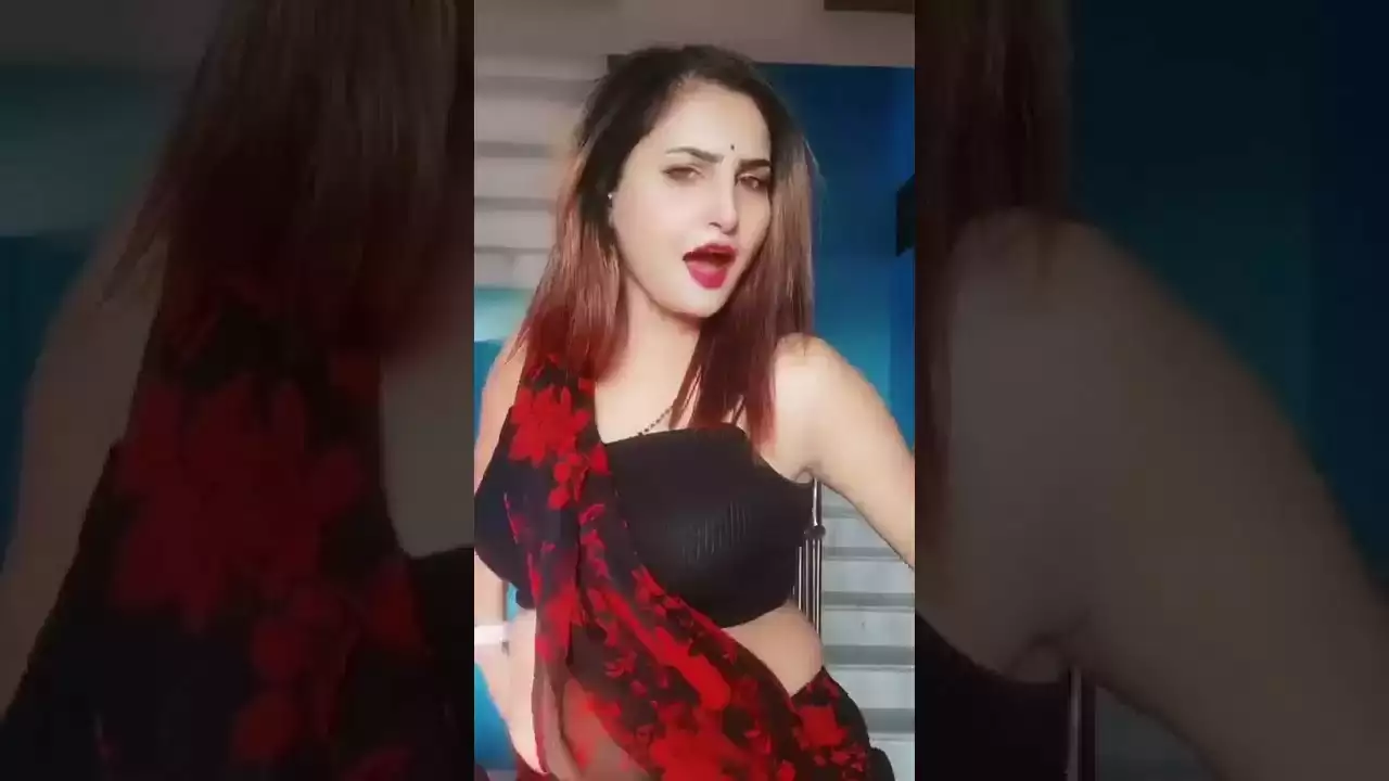 Desi Bhabhi Sexy Video: देसी भाभी ने किया इतना सेक्सी डांस, वीडियो ने उड़ा  दिए होश