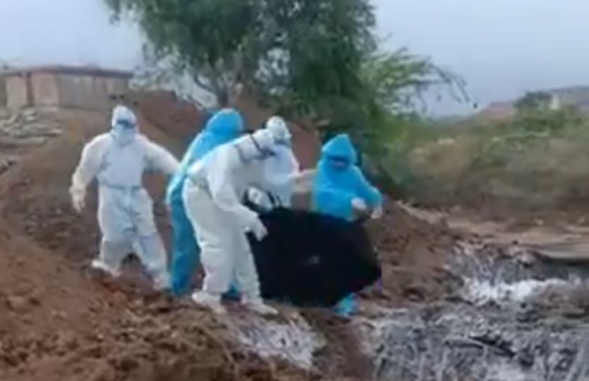 कोरोना वायरस से मरे 8 लोगों के शव को एक ही गड्ढे में फेंका, वायरल हुई वीडियो